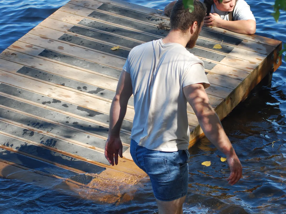 Un membre de l’équipe intervient sur un quai.